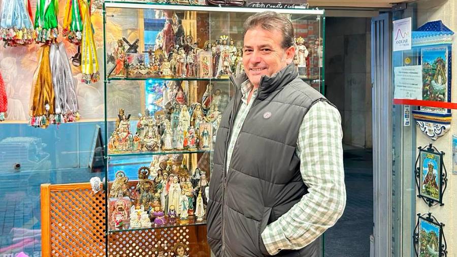 <i>Rafael Calzado, en su tienda de Andújar. </i> <i>Rafael Calzado, en su tienda de Andújar. </i>