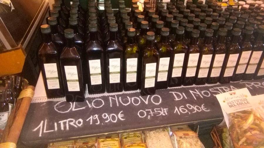 $!<i><b>ITALIA</b></i><i>. Fíjense en los precios del aceite. </i>