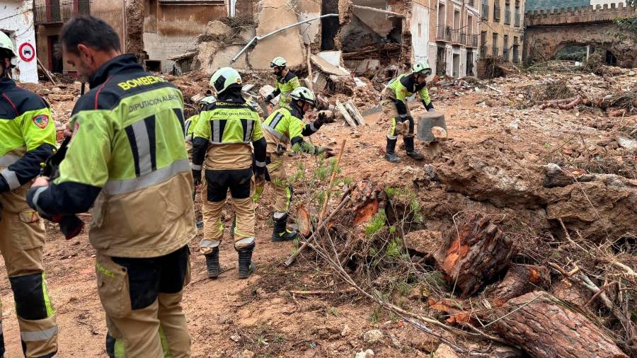 <i>Equipos de rescate trabajan en las labores de desescombro en el casco antiguo de Letur tras el paso de la DANA. / Diputación Albacete. </i> <i>Equipos de rescate trabajan en las labores de desescombro en el casco antiguo de Letur tras el paso de la DANA. / Diputación Albacete. </i>