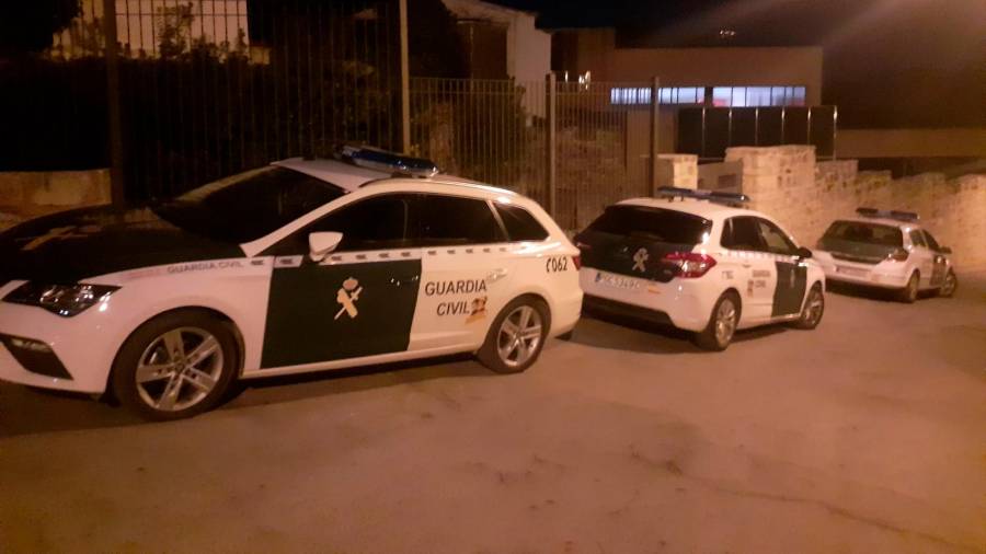 <i>Los coches de la guardia Civil se agolpan en el lugar la noche del suceso.</i> <i>Los coches de la guardia Civil se agolpan en el lugar la noche del suceso.</i>