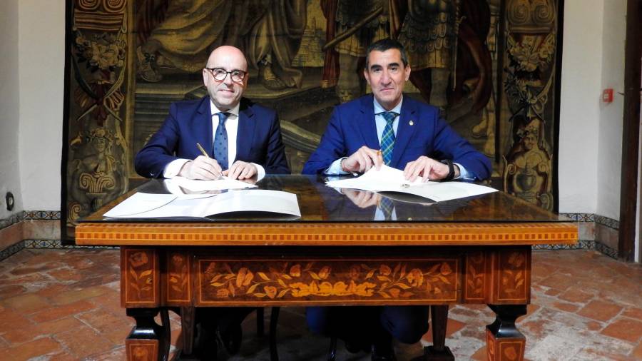 <i>Los presidentes de Kutxabank Seguros y el Consejo Andaluz de Economistas de Andalucía, Joseba Barrena y Francisco José Tato Jiménez , respectivamente, durante la firma. </i> $!<i>Los presidentes de Kutxabank Seguros y el Consejo Andaluz de Economistas de Andalucía, Joseba Barrena y Francisco José Tato Jiménez , respectivamente, durante la firma. </i>