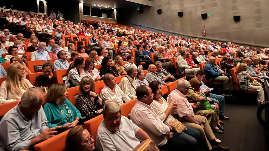 <i>El público llenó el patio de butacas del Teatro Infanta Leonor para ver a Los Brincos. / Álvaro Guzguti / Diario JAÉN.</i> $!<i>El público llenó el patio de butacas del Teatro Infanta Leonor para ver a Los Brincos. / Álvaro Guzguti / Diario JAÉN.</i>