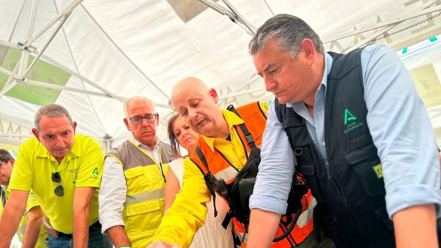 <i>Jesús Estrella, Catalina García y Antonio Sanz, junto al equipo de emergencias, en el operativo. / Junta de Andalucía. </i> <i>Jesús Estrella, Catalina García y Antonio Sanz, junto al equipo de emergencias, en el operativo. / Junta de Andalucía. </i>