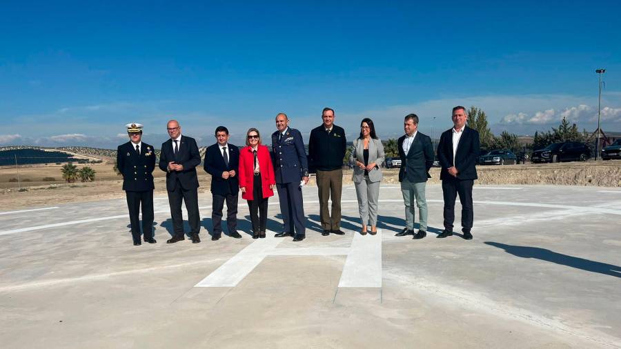 <i>Autoridades en la visita a la helisuperficie en Cetedex. / Diputación de Jaén. </i> <i>Autoridades en la visita a la helisuperficie en Cetedex. / Diputación de Jaén. </i>