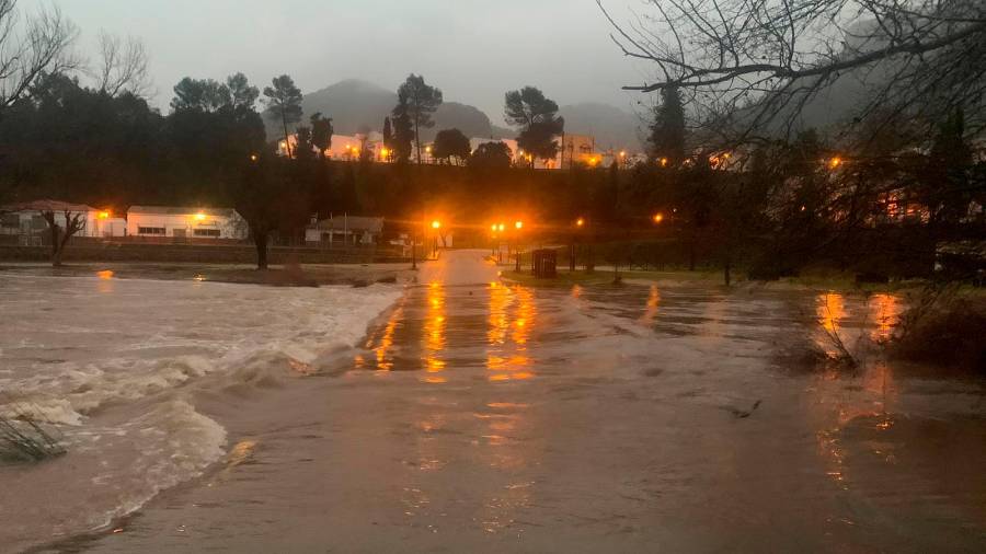 <i>Badén de Coto Ríos a merced del agua.</i> <i>Badén de Coto Ríos a merced del agua.</i>