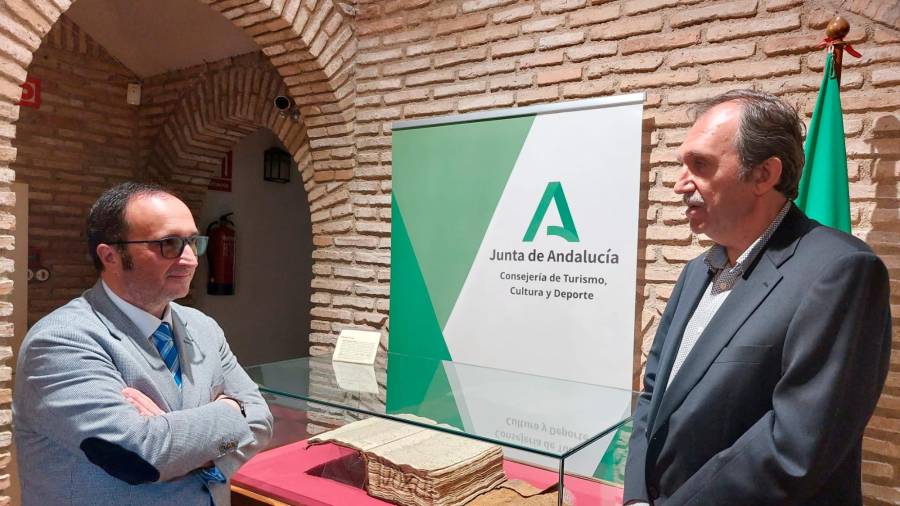 <i>José Ayala y Juan del Arco Moya, director del Archivo, junto al legajo con el manuscrito. / Junta de Andalucía.</i> <i>José Ayala y Juan del Arco Moya, director del Archivo, junto al legajo con el manuscrito. / Junta de Andalucía.</i>