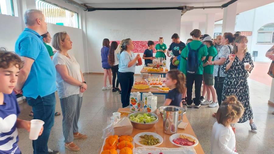 <i>Aperitivo para recibir a los alumnos polacos en el patio del colegio.</i> $!<i>Aperitivo para recibir a los alumnos polacos en el patio del colegio.</i>