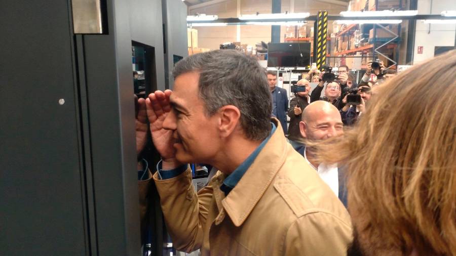 <i>Pedro Sánchez observa una cámara en su visita a Meltio. / Gobierno de España.</i> <i>Pedro Sánchez observa una cámara en su visita a Meltio. / Gobierno de España.</i>