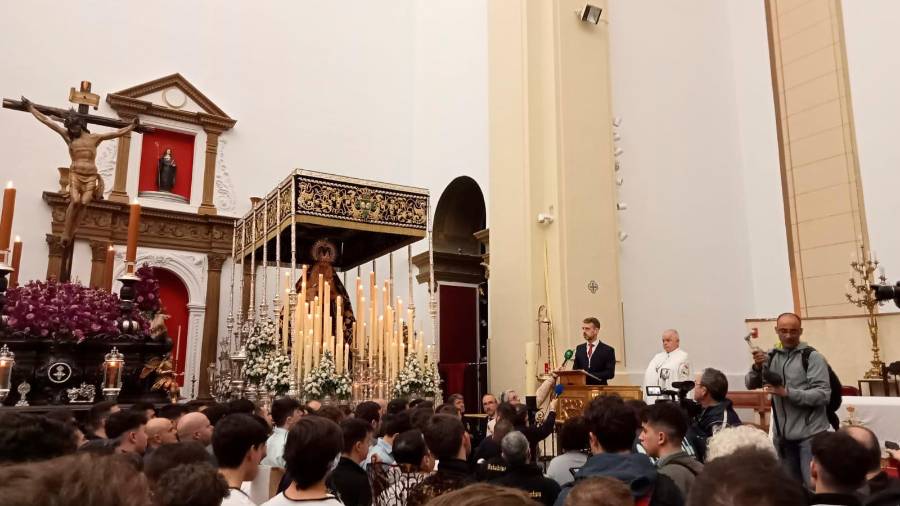 <i>Un numeroso grupo de fieles de la Cofradía de Los Estudiantes se reúne en la iglesia parroquial de La Merced. / Fran Moreno / Diario JAÉN. </i> <i>Un numeroso grupo de fieles de la Cofradía de Los Estudiantes se reúne en la iglesia parroquial de La Merced. / Fran Moreno / Diario JAÉN. </i>