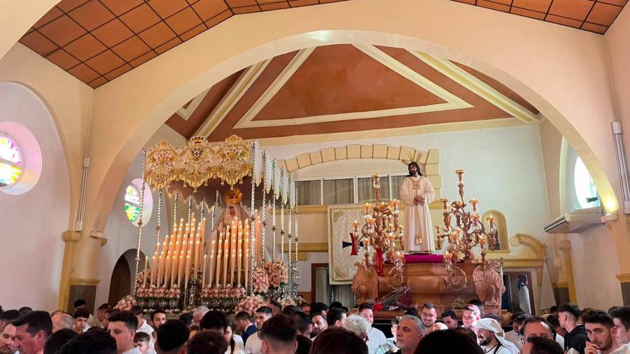 <i>Los fieles del Cautivo se reúnen en el interior de la iglesia parroquial de Santa Isabel. / Ana Isabel Bravo / Diario JAÉN. </i>
