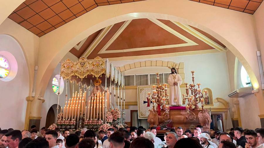 <i>Los fieles del Cautivo se reúnen en el interior de la iglesia parroquial de Santa Isabel. / Ana Isabel Bravo / Diario JAÉN. </i> <i>Los fieles del Cautivo se reúnen en el interior de la iglesia parroquial de Santa Isabel. / Ana Isabel Bravo / Diario JAÉN. </i>