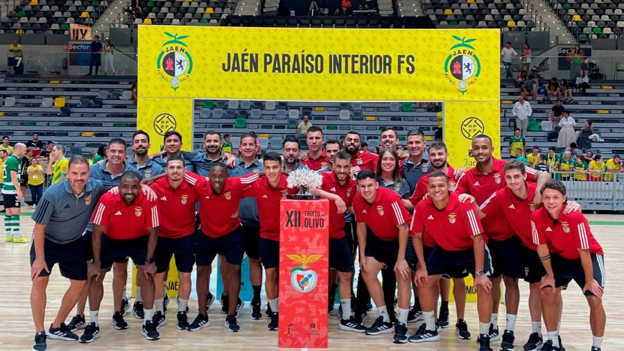 <i>Integrantes del Benfica posan con el trofeo. / Jaén Paraíso Interior FS.</i> <i>Integrantes del Benfica posan con el trofeo. / Jaén Paraíso Interior FS.</i>