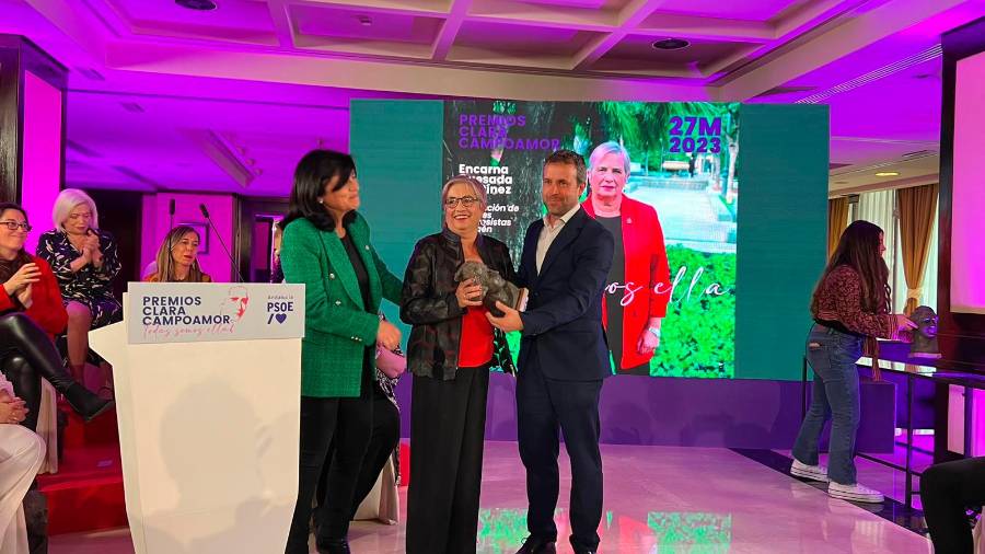 <i>Encarna Quesada con su premio, flanqueada por Paqui medina y Julio Millán. / PSOE-A.</i> <i>Encarna Quesada con su premio, flanqueada por Paqui medina y Julio Millán. / PSOE-A.</i>