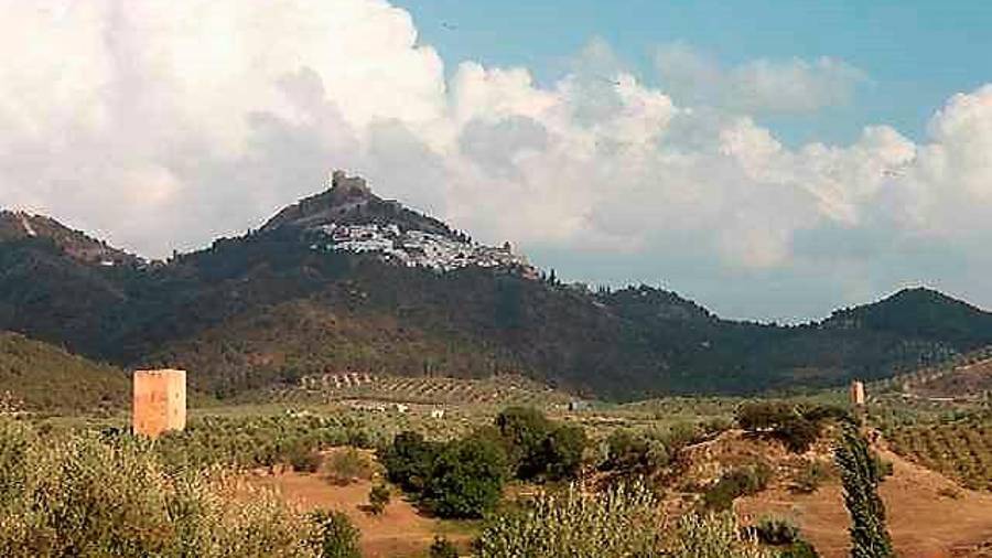 <i>Torres defensivas de Santa Catalina, al fond0 Segura y su castillo.</i>