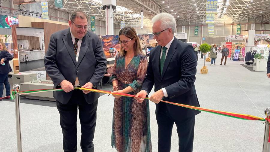 <i>Áfrcia Colomo corta la cinta inaugural flanqueada por javier Calvente y Juan Gallego. / Ana Isabel Bravo / Diario JAÉN.</i> <i>Áfrcia Colomo corta la cinta inaugural flanqueada por javier Calvente y Juan Gallego. / Ana Isabel Bravo / Diario JAÉN.</i>