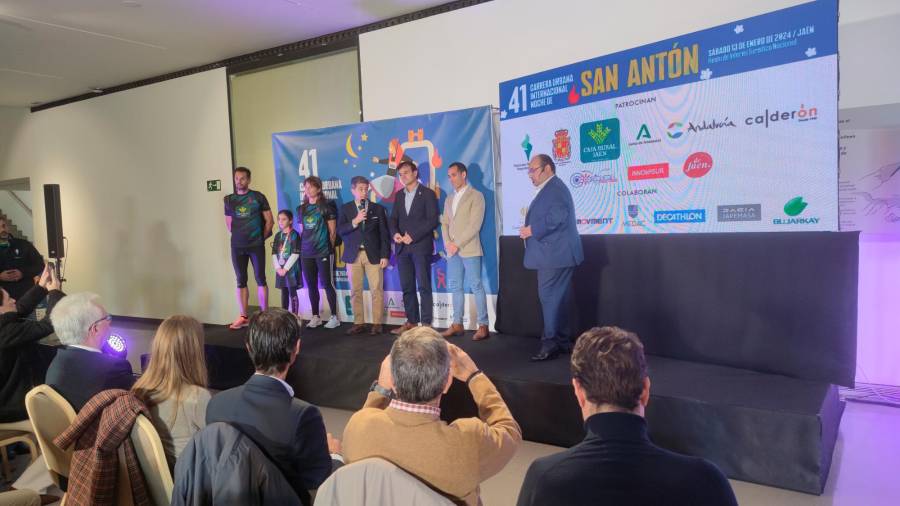 <i>Javi López, Aurora Martínez, José María Álvarez, Agustín González, Francisco José Solano y José Luis López, presentador del acto. / Gilberto Moreno / Diario JAÉN.</i> <i>Javi López, Aurora Martínez, José María Álvarez, Agustín González, Francisco José Solano y José Luis López, presentador del acto. / Gilberto Moreno / Diario JAÉN.</i>