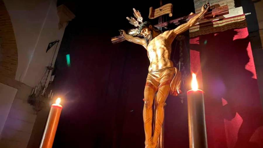 <i>El Santísimo Cristo de las Misericordias presidiendo el altar de la imagen de San Bartolomé.</i>