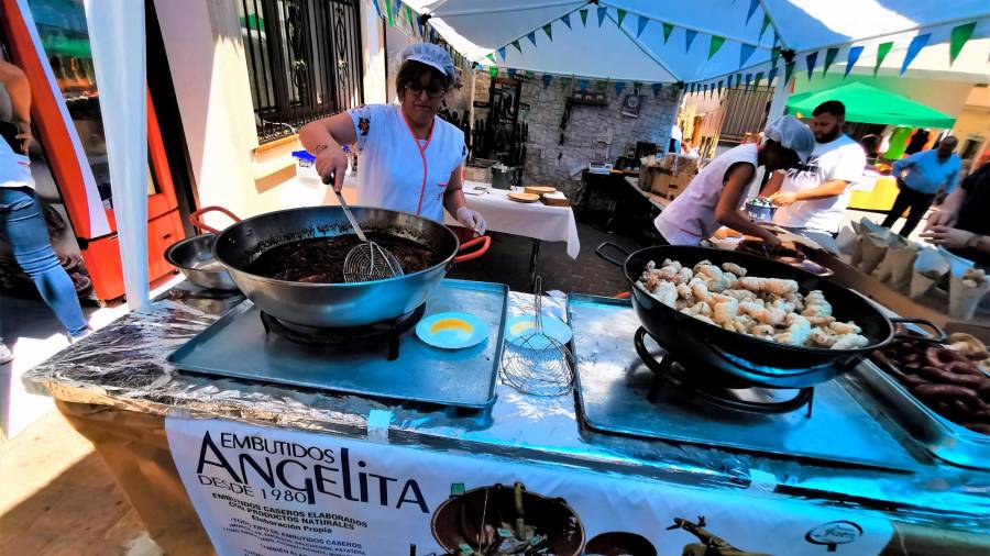 <i>Buenas y grandes sartenes de chorizos y torreznos de Embutidos Angelita.</i> <i>Buenas y grandes sartenes de chorizos y torreznos de Embutidos Angelita.</i>