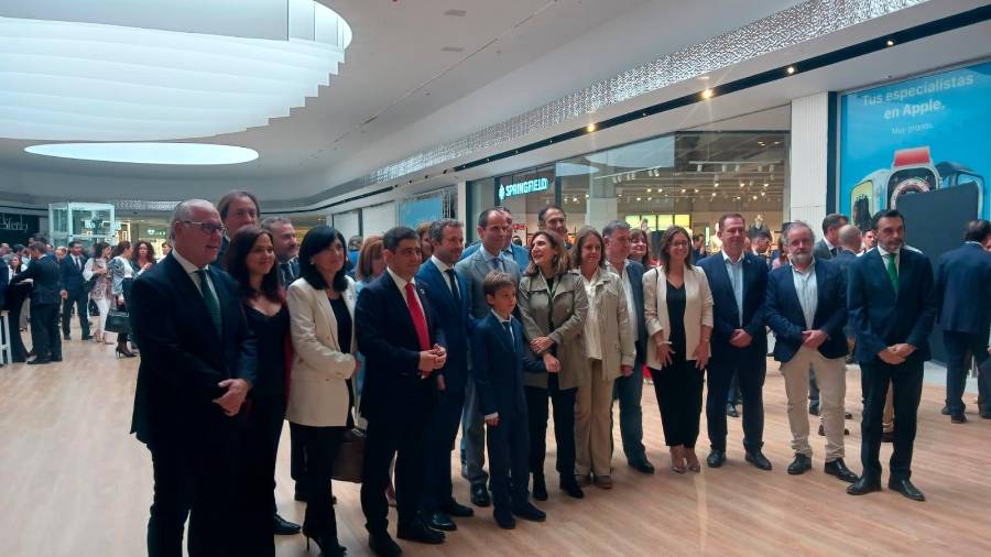 <i>Autoridades y directivos del centro comercial, tras la inauguración de la galería. / Diario JAÉN.</i> <i>Autoridades y directivos del centro comercial, tras la inauguración de la galería. / Diario JAÉN.</i>