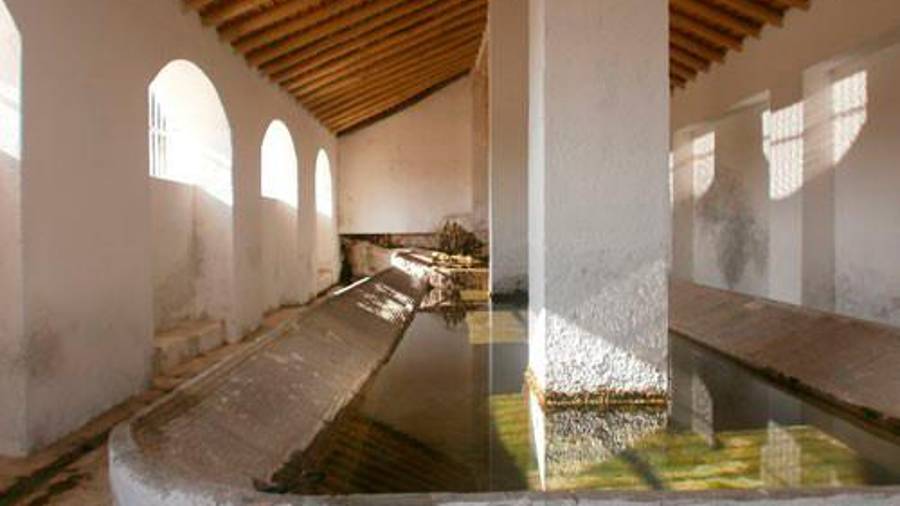 <i>Imagen del estado de abandono en el que se encontraba el lavadero del Chopo hace unos años, con agua en su interior.</i> $!<i>Imagen del estado de abandono en el que se encontraba el lavadero del Chopo hace unos años, con agua en su interior.</i>