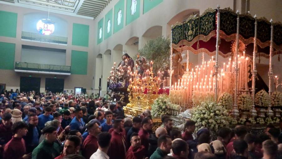 <i>Cientos de fieles ante los titulares de la Hermandad del Perdón en la iglesia parroquial de Cristo Rey. / Manuela Rosa Jaenes / Diario JAÉN. </i>