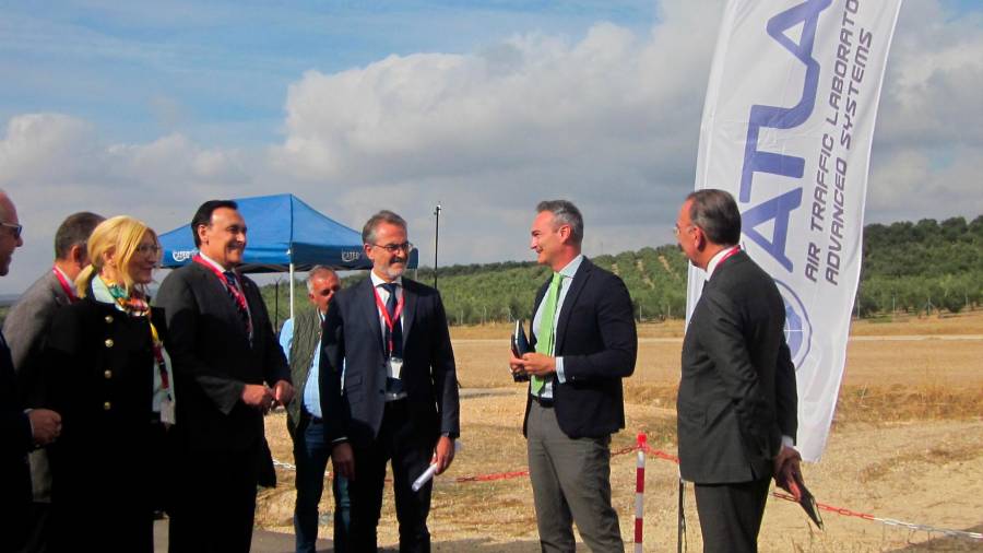<i>Jesús Estrella, Ana María Vielba, José Carlos Gómez Villamandos, Ricardo Rojas y Joaquín Rodríguez, con asistentes al evento. / Airbus.</i> <i>Jesús Estrella, Ana María Vielba, José Carlos Gómez Villamandos, Ricardo Rojas y Joaquín Rodríguez, con asistentes al evento. / Airbus.</i>