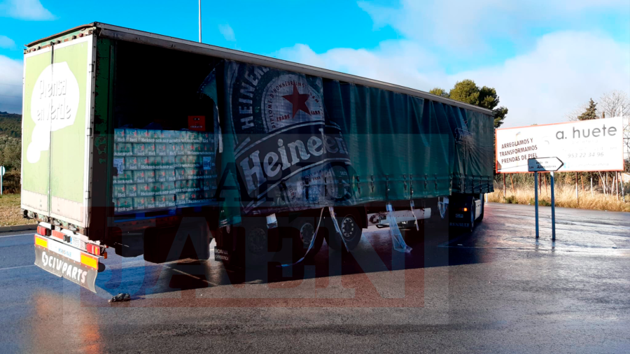 Vuelca el contenido de un camión de cerveza a la salida de la fábrica de Cruzcampo Vuelca el contenido de un camión de cerveza a la salida de la fábrica de Cruzcampo