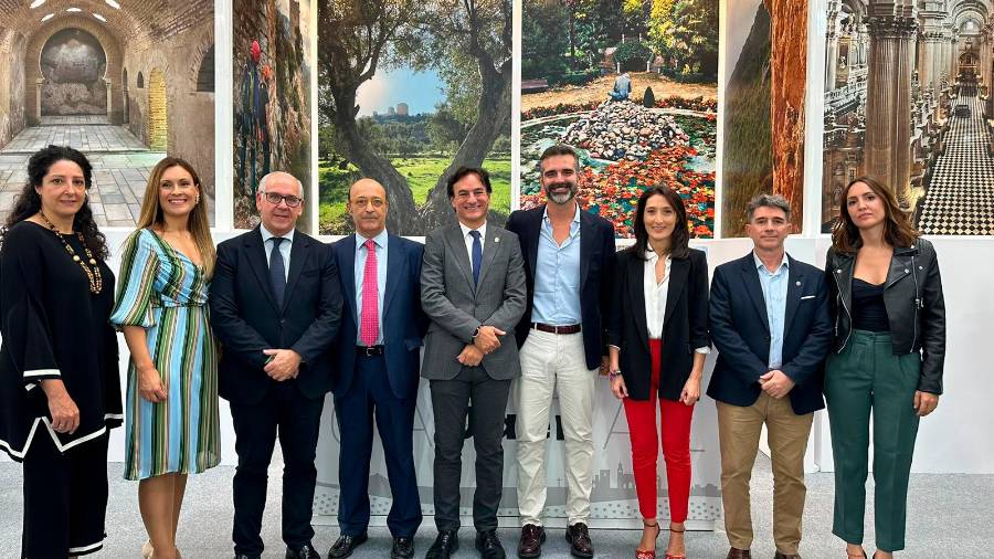 <i>Alcalde y consejero con delegados y concejales. / Ayuntamiento de Jaén.</i> <i>Alcalde y consejero con delegados y concejales. / Ayuntamiento de Jaén.</i>