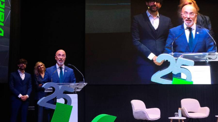 <i>Juan Manuel Bueno Gallego, CEO de Vialterra, se dirige a los asistentes con un brillante discurso. / Francisco J. Marín / Diario JAÉN.</i> <i>Juan Manuel Bueno Gallego, CEO de Vialterra, se dirige a los asistentes con un brillante discurso. / Francisco J. Marín / Diario JAÉN.</i>