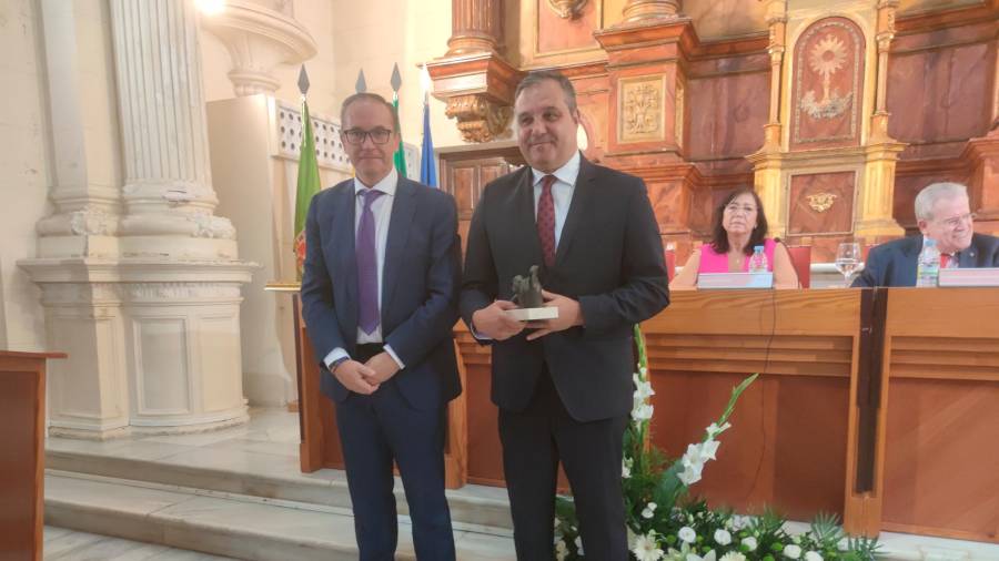 <i>Blas Ogáyar y Eleuterio Muñoz, con el Premio Hermes. / Francisco J. Marín. / Diario JAÉN.</i> <i>Blas Ogáyar y Eleuterio Muñoz, con el Premio Hermes. / Francisco J. Marín. / Diario JAÉN.</i>