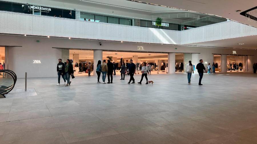 <i>Visitantes, esta mañana, en el Jaén Plaza. / Fotografía y vídeo Jason Moyano / Diario JAÉN. </i> <i>Visitantes, esta mañana, en el Jaén Plaza. / Fotografía y vídeo Jason Moyano / Diario JAÉN. </i>