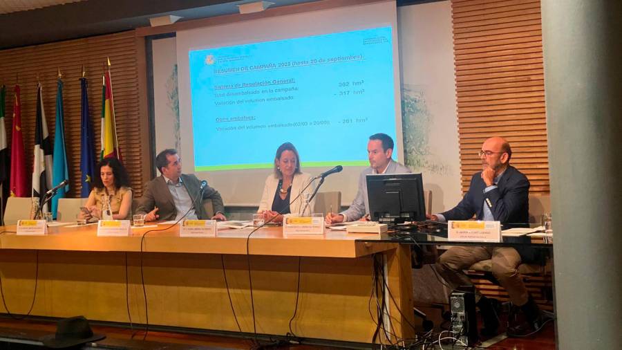 <i>Nuria Jiménez, flanqueada por miembros de la Comisión de Desembalse. / CHG.</i> <i>Nuria Jiménez, flanqueada por miembros de la Comisión de Desembalse. / CHG.</i>