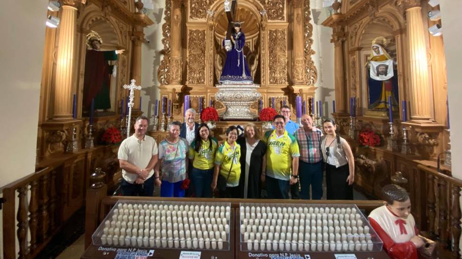 <i>La hermana mayor, Rosa Garrido, el vocal de Manifestaciones Públicas, Felipe Segundo; la camarera Capilla Pérez; Manuel Ortega, de Fabricania, y el cofrade José Luis Pérez, con Juan Espejo y la delegación filipina. / Jason Moyano / Diario JAÉN. </i> <i>La hermana mayor, Rosa Garrido, el vocal de Manifestaciones Públicas, Felipe Segundo; la camarera Capilla Pérez; Manuel Ortega, de Fabricania, y el cofrade José Luis Pérez, con Juan Espejo y la delegación filipina. / Jason Moyano / Diario JAÉN. </i>
