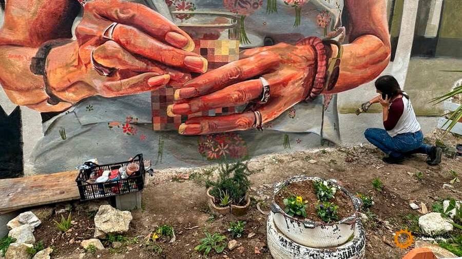 <i>Día Internacional de la Mujer: La artista Ana Corazón ultimando su mural ‘Manos de Mujer’.</i> <i>Día Internacional de la Mujer: La artista Ana Corazón ultimando su mural ‘Manos de Mujer’.</i>