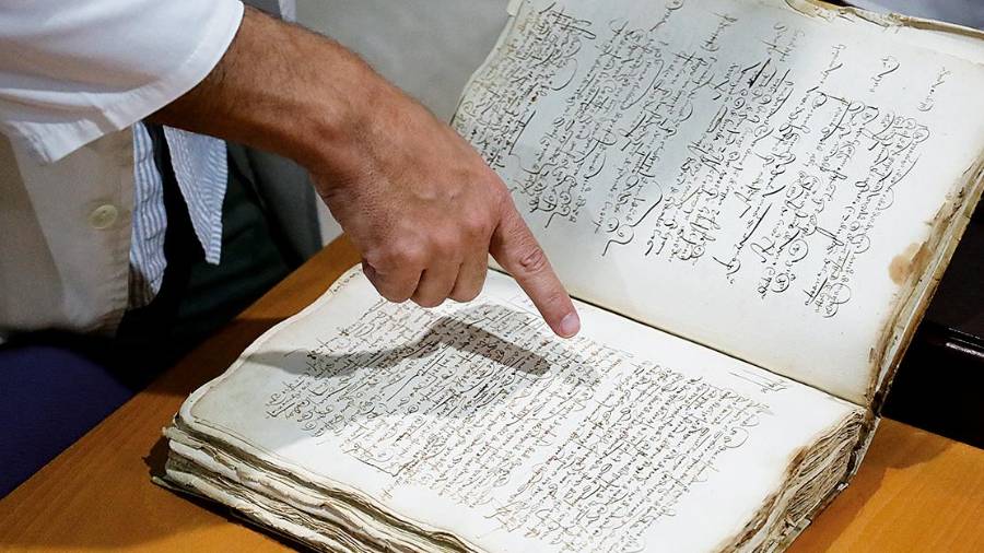 <i>Uno de los documentos históricos del Archivo Municipal. </i> <i>Uno de los documentos históricos del Archivo Municipal. </i>