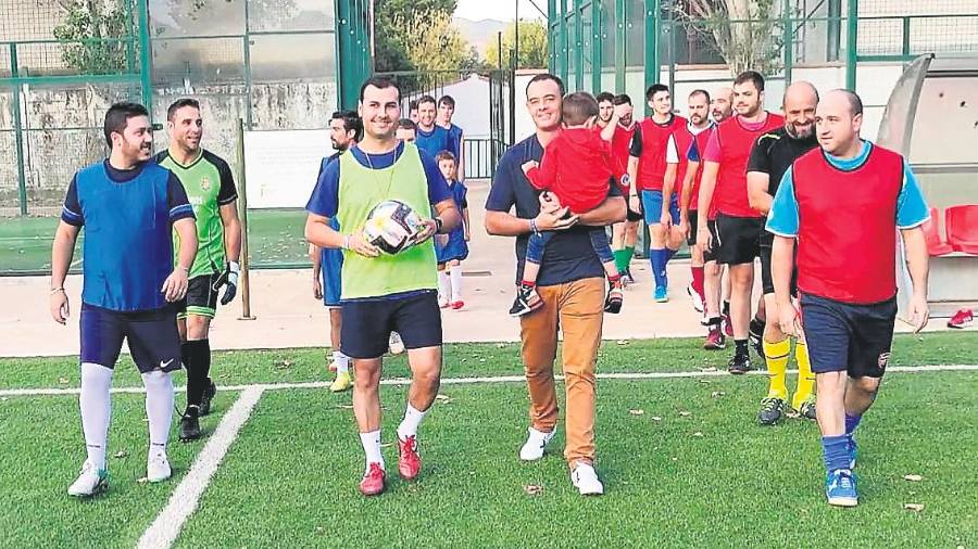 <i>Adrián y su padre en el prolegómeno de un partido de fútbol solidario en Campillo de Arenas, / Cedida por la familia.</i> <i>Adrián y su padre en el prolegómeno de un partido de fútbol solidario en Campillo de Arenas, / Cedida por la familia.</i>