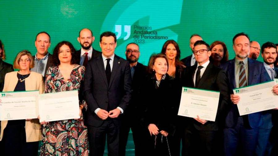 <i>Premiados con el presidente de la Junta. / Joaquín Corchero / Europa Press.</i> <i>Premiados con el presidente de la Junta. / Joaquín Corchero / Europa Press.</i>