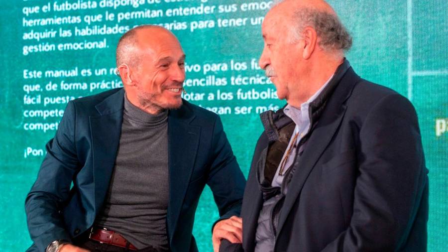<i>Andrés París y Vicente del Bosque comparten coloquio en un acto.</i> <i>Andrés París y Vicente del Bosque comparten coloquio en un acto.</i>