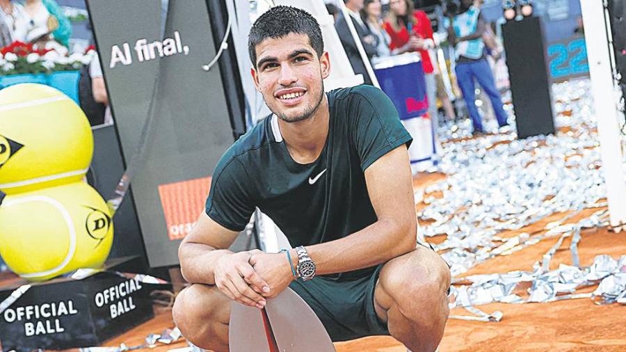 <i>Alcaraz posa con el título de campeón del Mutua Madrid Open.</i> <i>Alcaraz posa con el título de campeón del Mutua Madrid Open.</i>