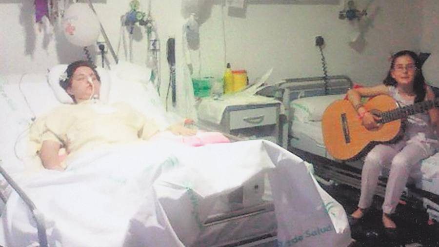 <i>2013. La hermana pequeña de Laura le toca la guitarra mientras ella permanece en coma.</i> <i>2013. La hermana pequeña de Laura le toca la guitarra mientras ella permanece en coma.</i>