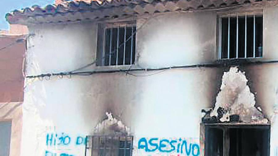 <i>PINTADAS. Vivienda afectada por los actos vandálicos de la pasada semana.</i> <i>PINTADAS. Vivienda afectada por los actos vandálicos de la pasada semana.</i>