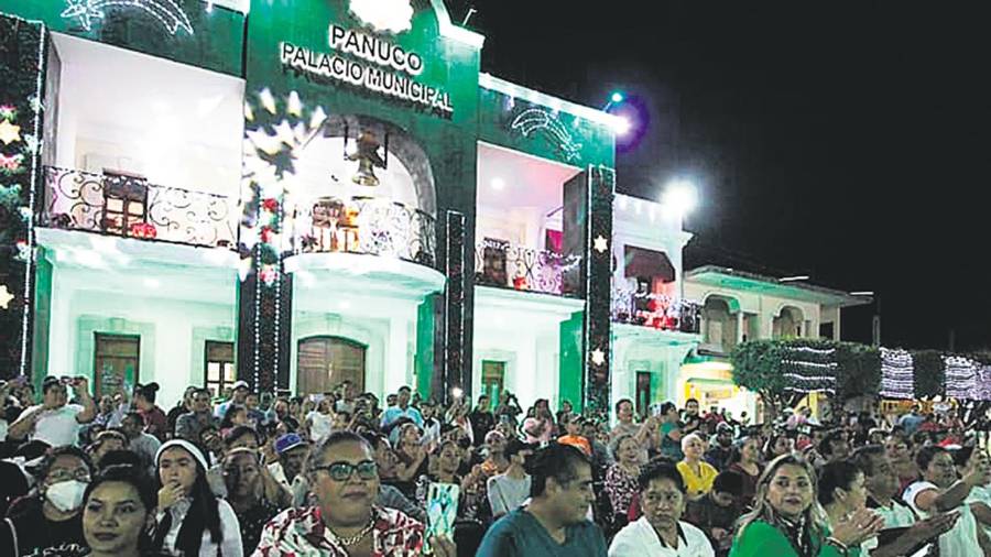 <i>Fiesta en Pánuco, a mediados de diciembre, ante el Ayuntamiento.</i> <i>Fiesta en Pánuco, a mediados de diciembre, ante el Ayuntamiento.</i>