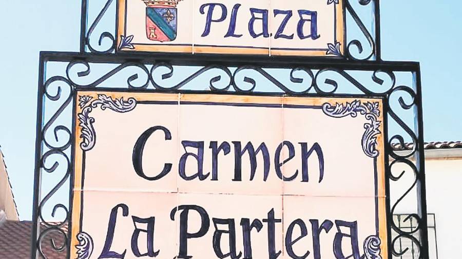 <i>Detalle del azulejo con el nombre de la plaza.</i> <i>Detalle del azulejo con el nombre de la plaza.</i>