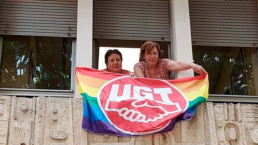 <i>Inés Casado y Capilla Vega sostienen la bandera LGTBi de UGT Jaén en la sede del sindicato.</i> <i>Inés Casado y Capilla Vega sostienen la bandera LGTBi de UGT Jaén en la sede del sindicato.</i>