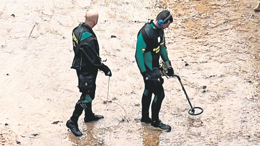 <i>Dos buzos utilizan un detector. / Fernando Cano.</i> <i>Dos buzos utilizan un detector. / Fernando Cano.</i>