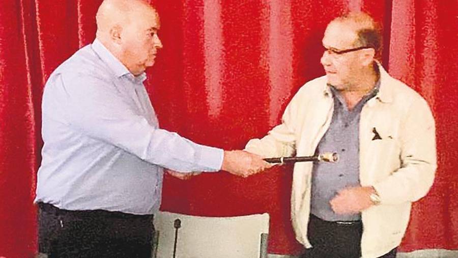 <i>Manuel Carlos de Castro entrega el bastón de mando a Juan Morillo.</i>