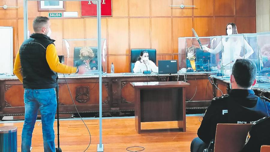 <i>Una funcionaria muestra a uno de los testigos presenciales la sierra de podar que usó Lucas P. R.</i> <i>Una funcionaria muestra a uno de los testigos presenciales la sierra de podar que usó Lucas P. R.</i>