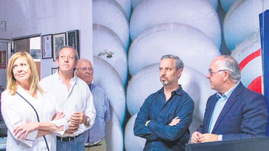 <i>Vista de Juan Bravo, número uno del PP por Jaén, con Jesús Estrella, a la empresa Javier Camello, S. L., de Andújar.</i> <i>Vista de Juan Bravo, número uno del PP por Jaén, con Jesús Estrella, a la empresa Javier Camello, S. L., de Andújar.</i>