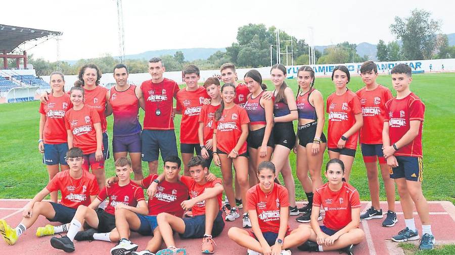 <i>Atletas del conjunto sub 16 y sub 18 posan con el cuadro técnico. / Clus Antorcha.</i> <i>Atletas del conjunto sub 16 y sub 18 posan con el cuadro técnico. / Clus Antorcha.</i>