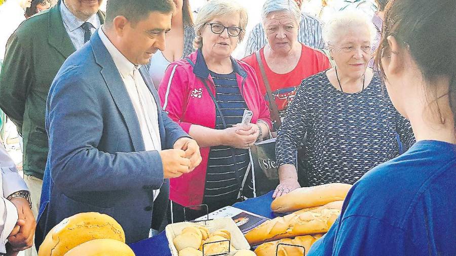 <i>Francisco Reyes visita la muestra. / Diputación Provincial.</i> <i>Francisco Reyes visita la muestra. / Diputación Provincial.</i>